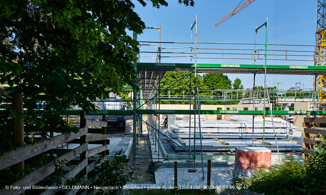 01.06.2023 - Neue Holzwände für das Haus für Kinder in Neuperlach in München